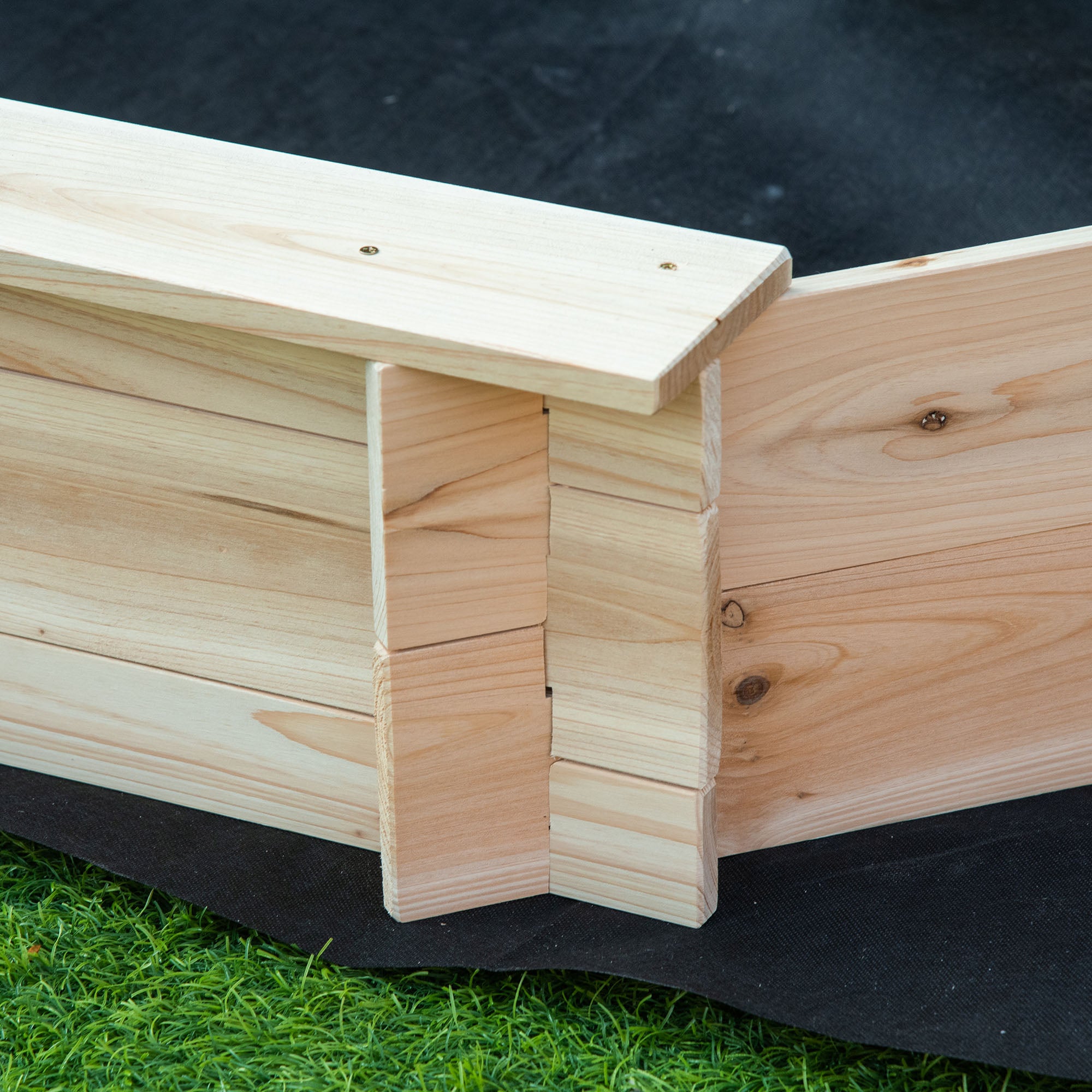 Outsunny astoņstūrainais koka smilšu kaste 139.5L x 139.5W x 21.5H cm - 4 Soliņi - Vāks, neauduma gruntējums iekļauts - Iepriekš eļļots priedes koks